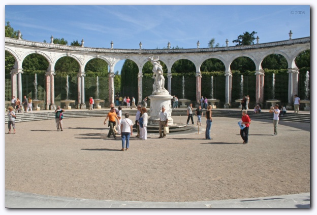 600x399 pixels (110K)